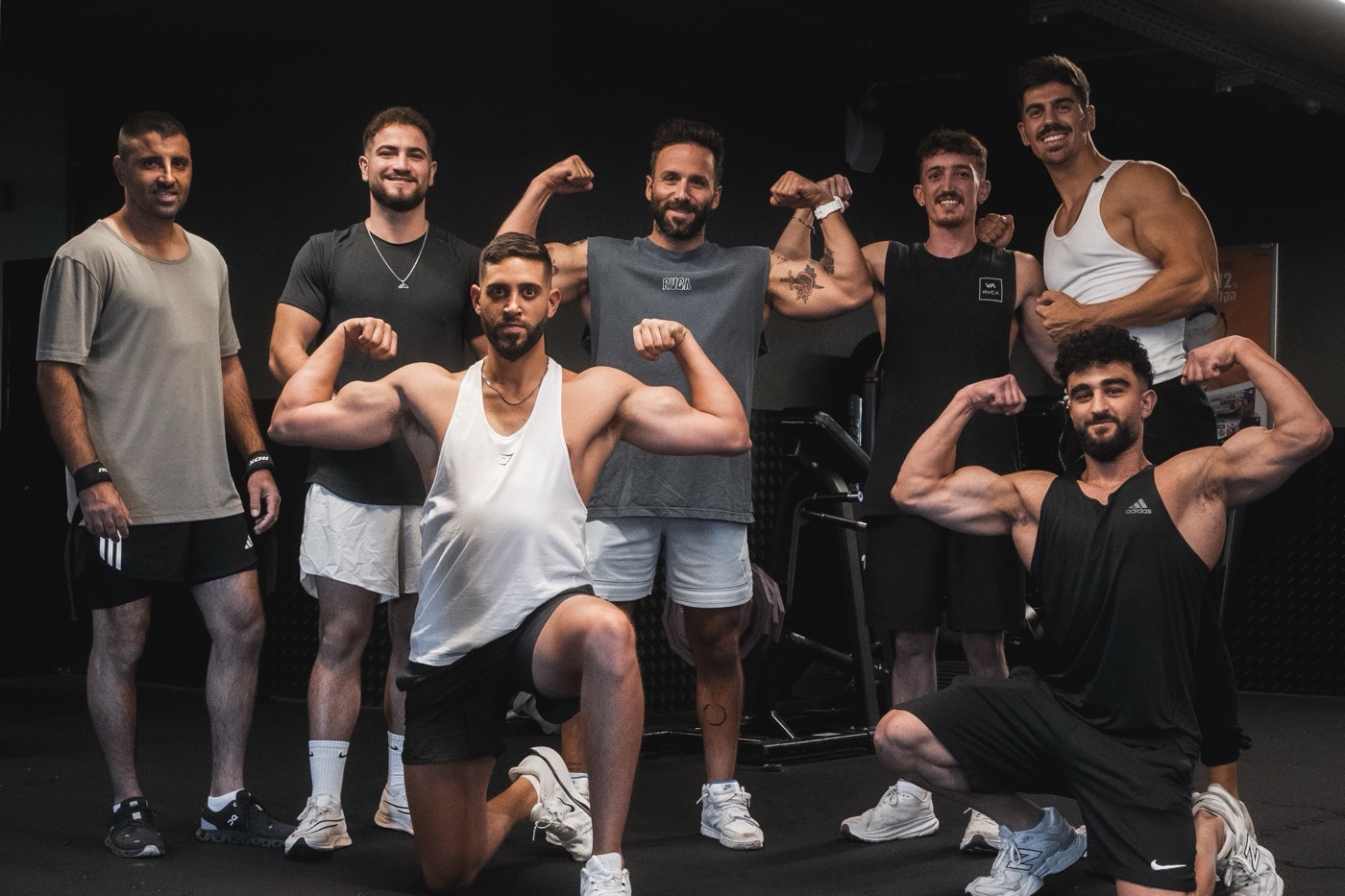 קבוצת מתאמנים של אופק זרמטי מצטלמת יחד בחדר הכושר